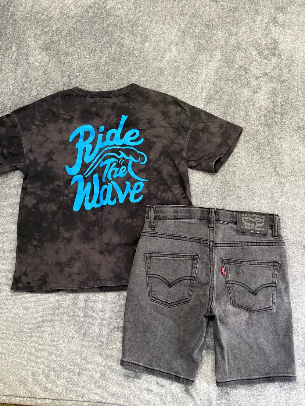 Levi’s Shorts & graphic shirt bundle